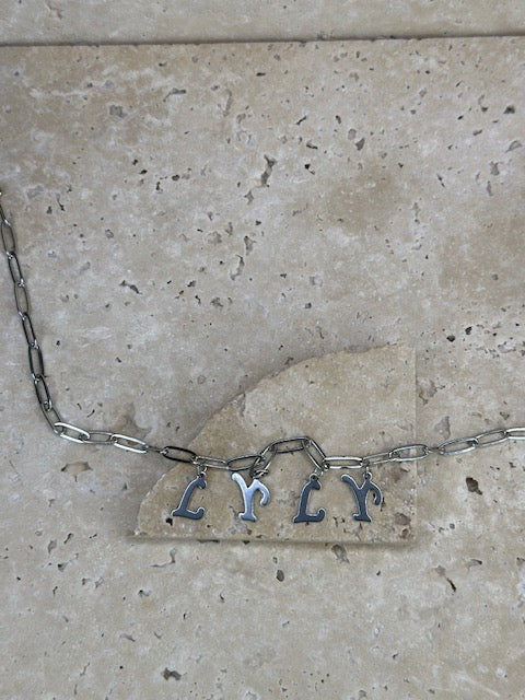 collier personnalisé Lyly couleur avec charms 4 lettres