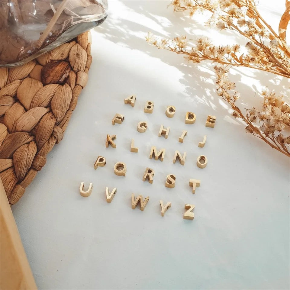 pendentif alphabet couleur or decoration paille pour bijoux personnalisables